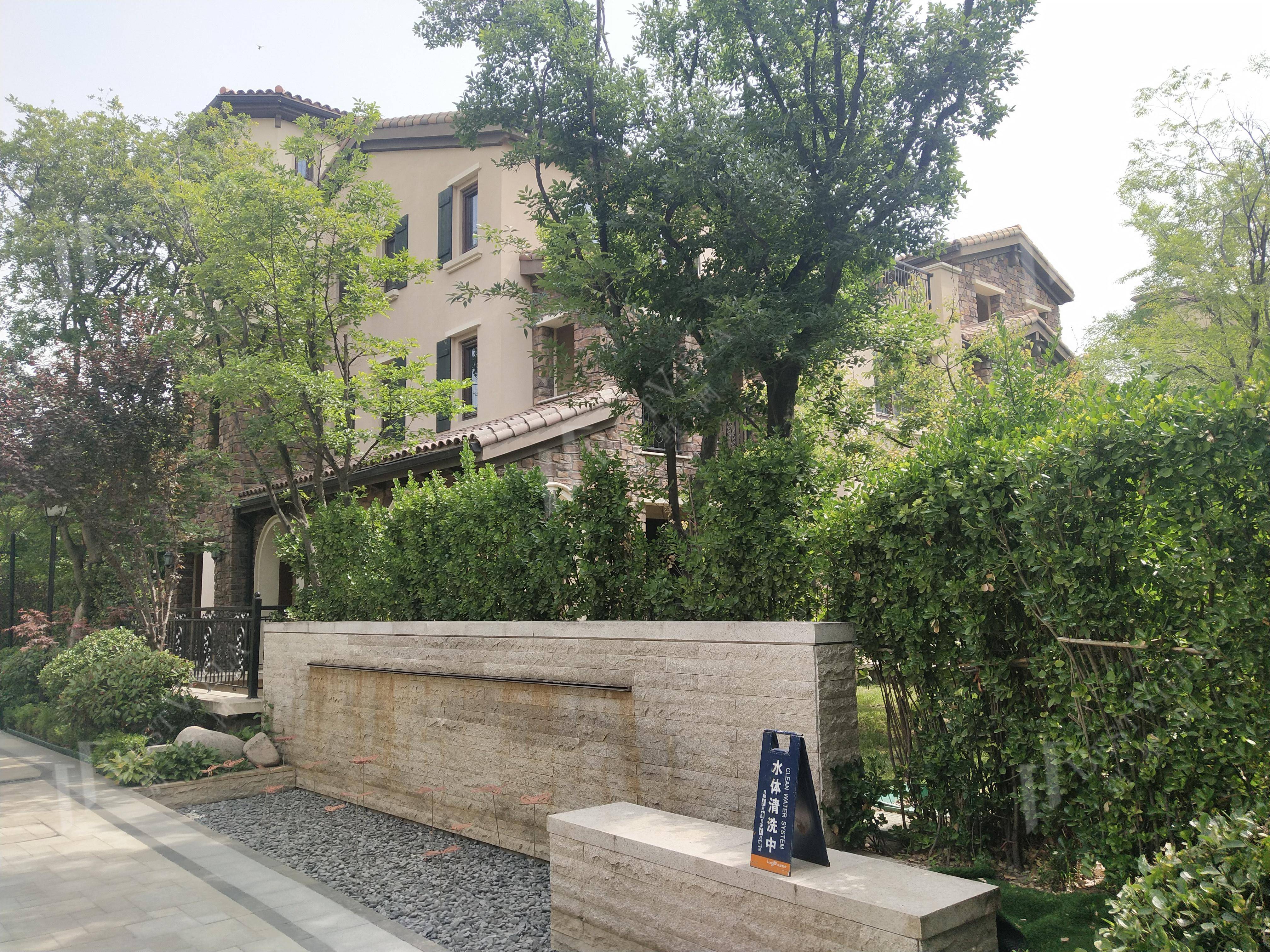 龙湖地产 独栋别墅带200平院子 位置好,超大地下室